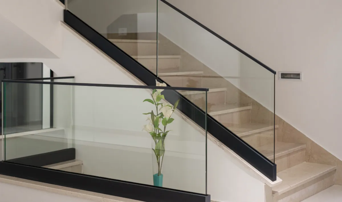 Glass railing with aluminium profile for balcony and ramp applications, versatile design suitable for multiple architectural uses including staircases and ramps